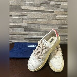 AUTRY SNEAKERS
MEDALIST LOW SNEAKERS IN WHITE AND TEAROSE LEATHER size 37